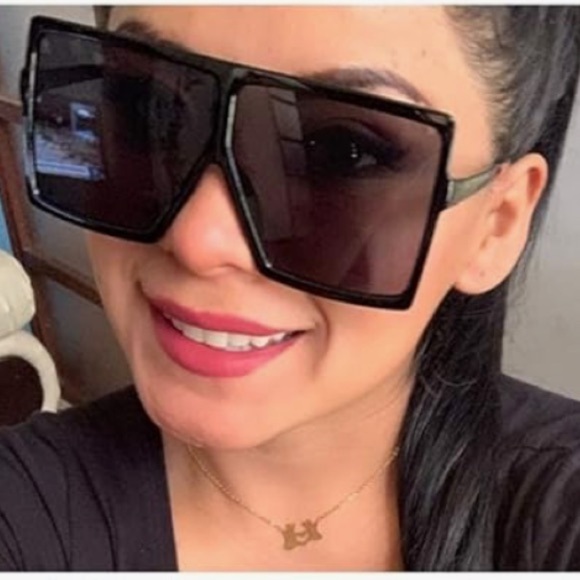 Square oversized Sunglasses black on black frames/ lenses, comes with case - Picture 5 of 5